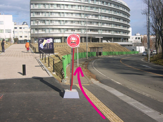 すぐに、前方の建物に通じる歩道が現れますが、右側の、車道の脇の歩道を進みます。